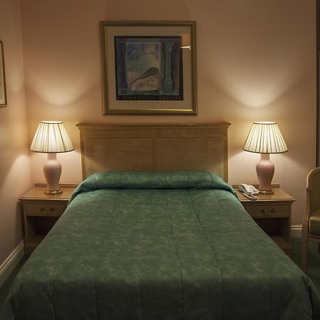 Her Majesty Hotel London Exterior photo
